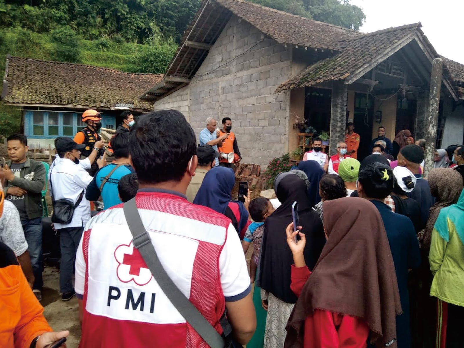 SINERGI BERSAMA UNTUK KORBAN LONGSOR BITING