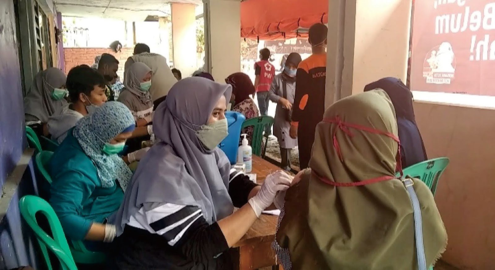 MASYARAKAT KECAMATAN PANDANARUM ANTUSIAS IKUTI VAKSINASI MASAL