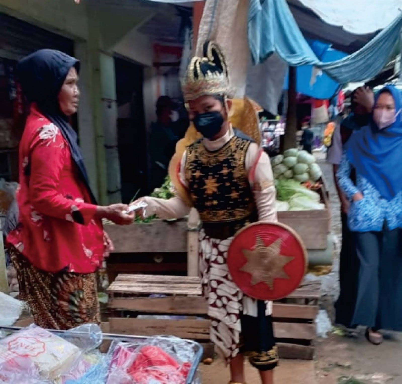 GUNAKAN KOSTUM GATOTKACA, PMR SMPN 3 BAWANG BLUSUKAN PASAR SOSIALISASIKAN PROKES
