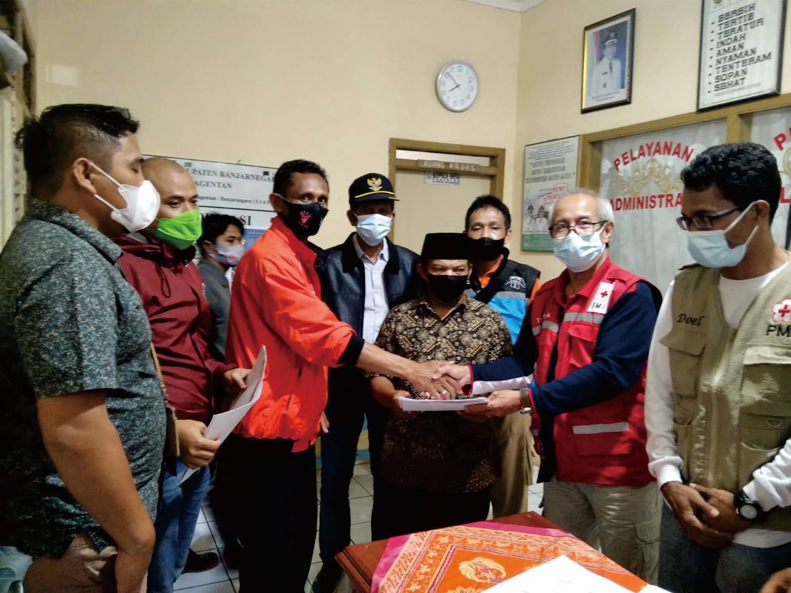 PMI SALURKAN TALI ASIH KORBAN LONGSOR PAGENTAN