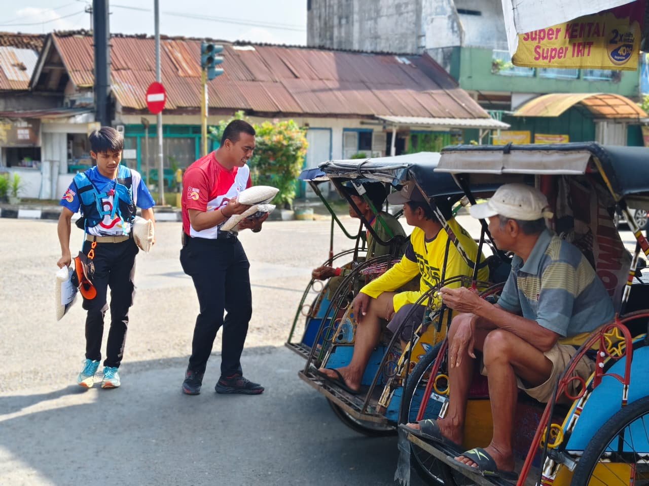 PERINGATI HUT KE-80, PMI BANJARNEGARA BAGIKAN 150 PAKET BERAS