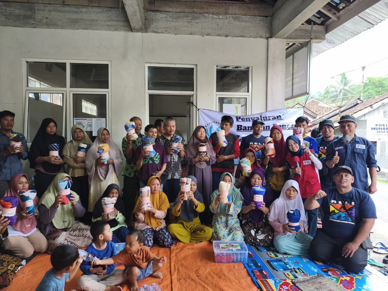 Pengungsi Situkung Diajak Fun Game Bareng PMI, Raut Keceriaan Mulai Nampak