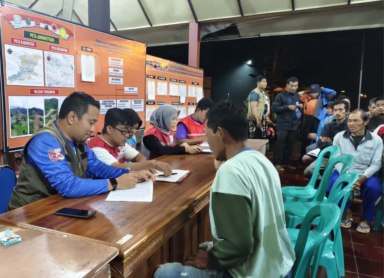219 KK Terdampak Longsor Situkung Terima Bantuan Tahap 3 dari Pemerintah Melalui PMI